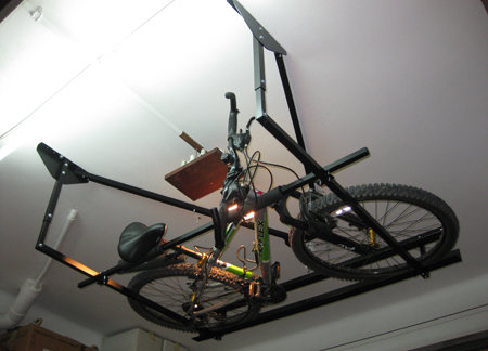 Sistema para colgar bicis en el trastero