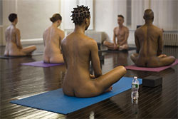 Un gimnasio de Nueva York promueve clases nudistas de yoga