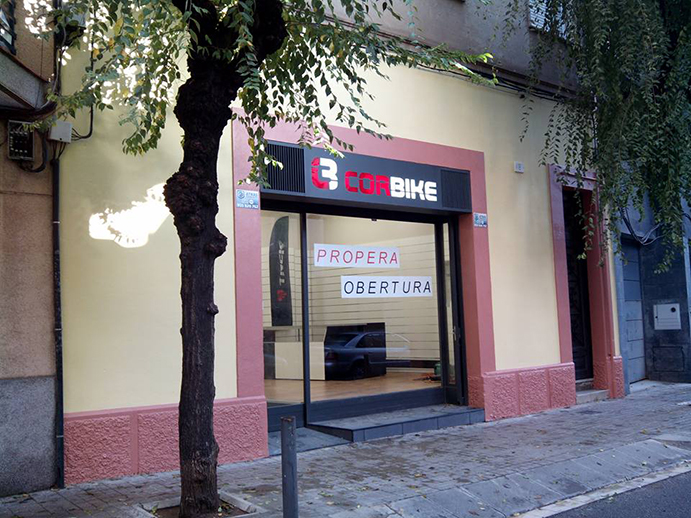 La tienda Corbike ultima su apertura en L’Hospitalet de Llobregat