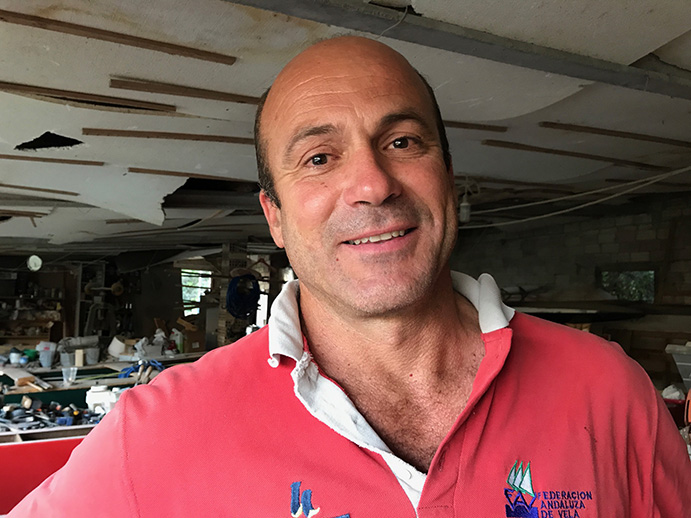 Alfonso Clavero llegó hace un año a un acuerdo con la empresa Barboletto por el cual él es ahora el principal responsablke de la fabricación de los patines a vela Bar-Cu. 
