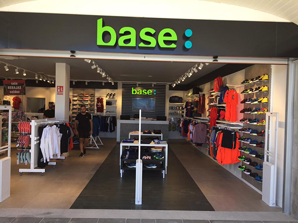 Base Bazar Sport abre nueva tienda y ultima su primera Wanna Sneakers