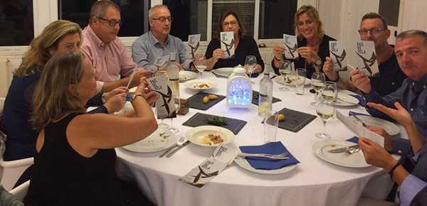 Los socios del Club Marítimo Cubelles recibieron, durante la cena, el folleto informativo sobre la Campaña de micromecenazgo 'Salvem el Monument al Patí a Vela' .