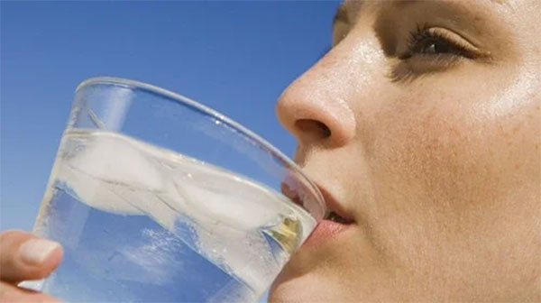Cómo beber agua correctamente