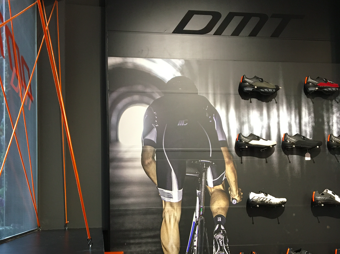 DMT Cycling instala un córner en la tienda Center Bike de Girona