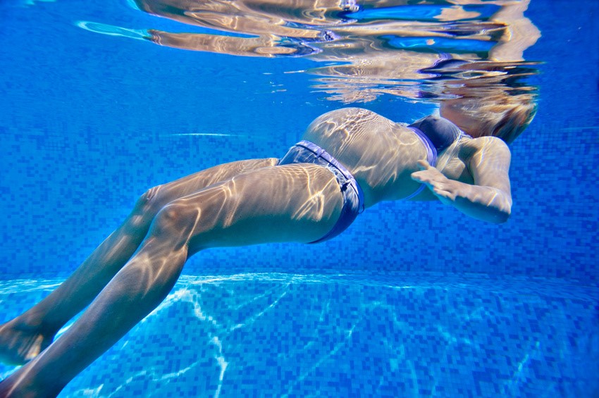 Los mejores ejercicios de fuerza en el agua durante el embarazo