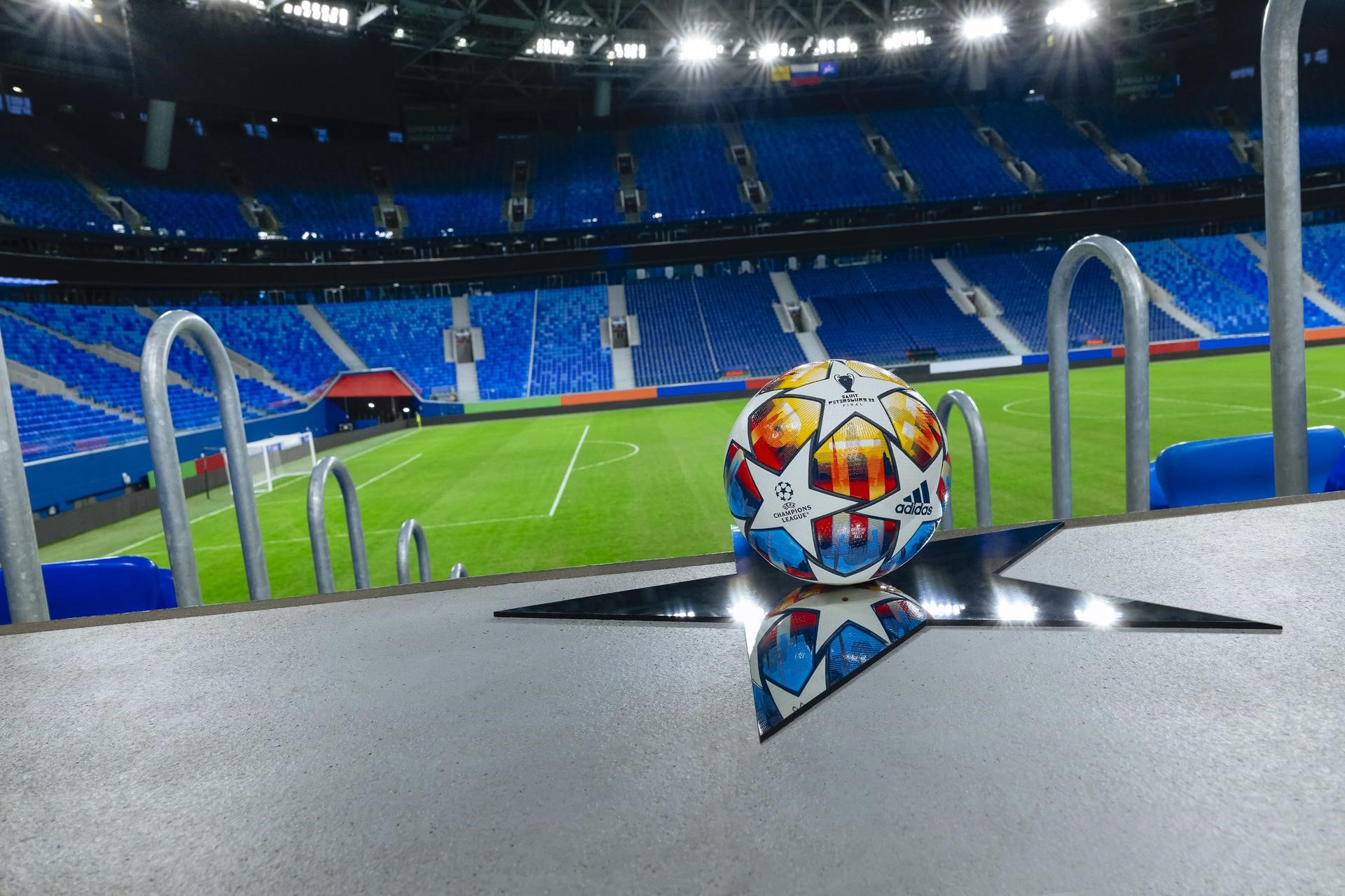 Adidas presenta el balón para las eliminatorias de la UEFA Champions League