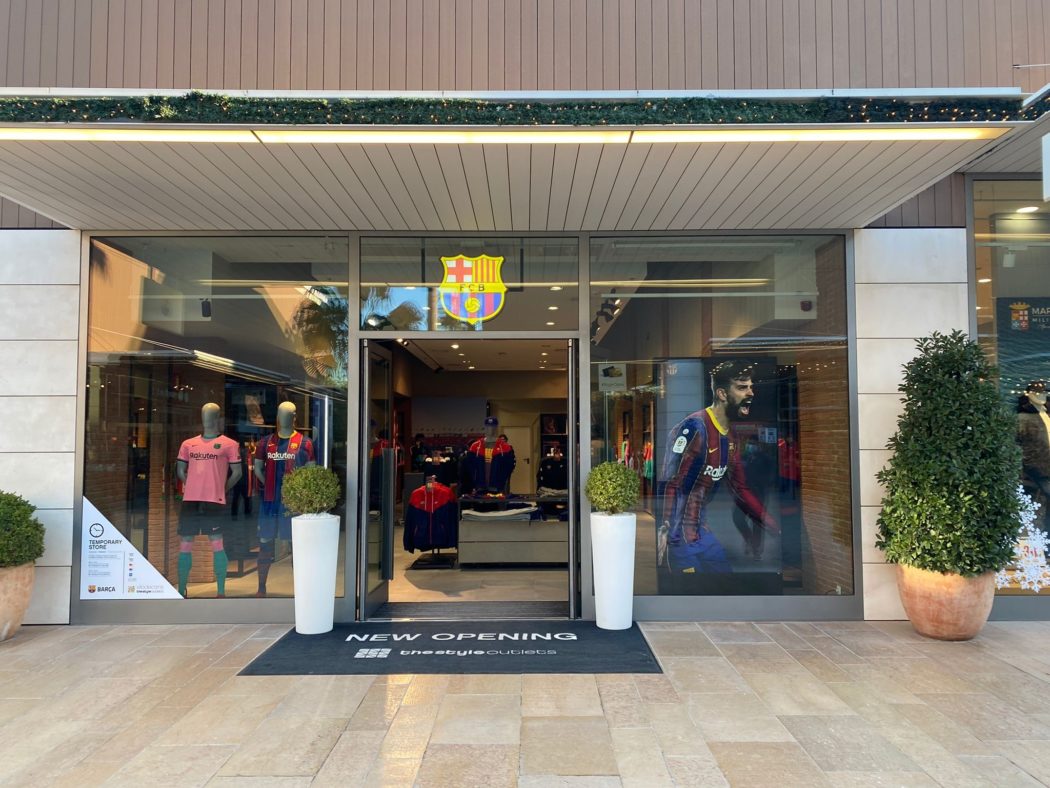 máquina de coser en cualquier momento Cortar El FC Barcelona abre en Viladecans su única tienda outlet en el mundo - CMD  Sport