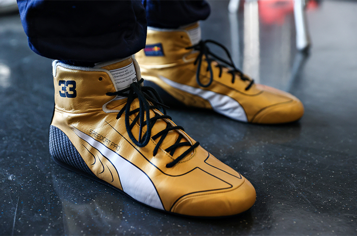 Puma rinde homenaje a Max Verstappen con una bota dorada