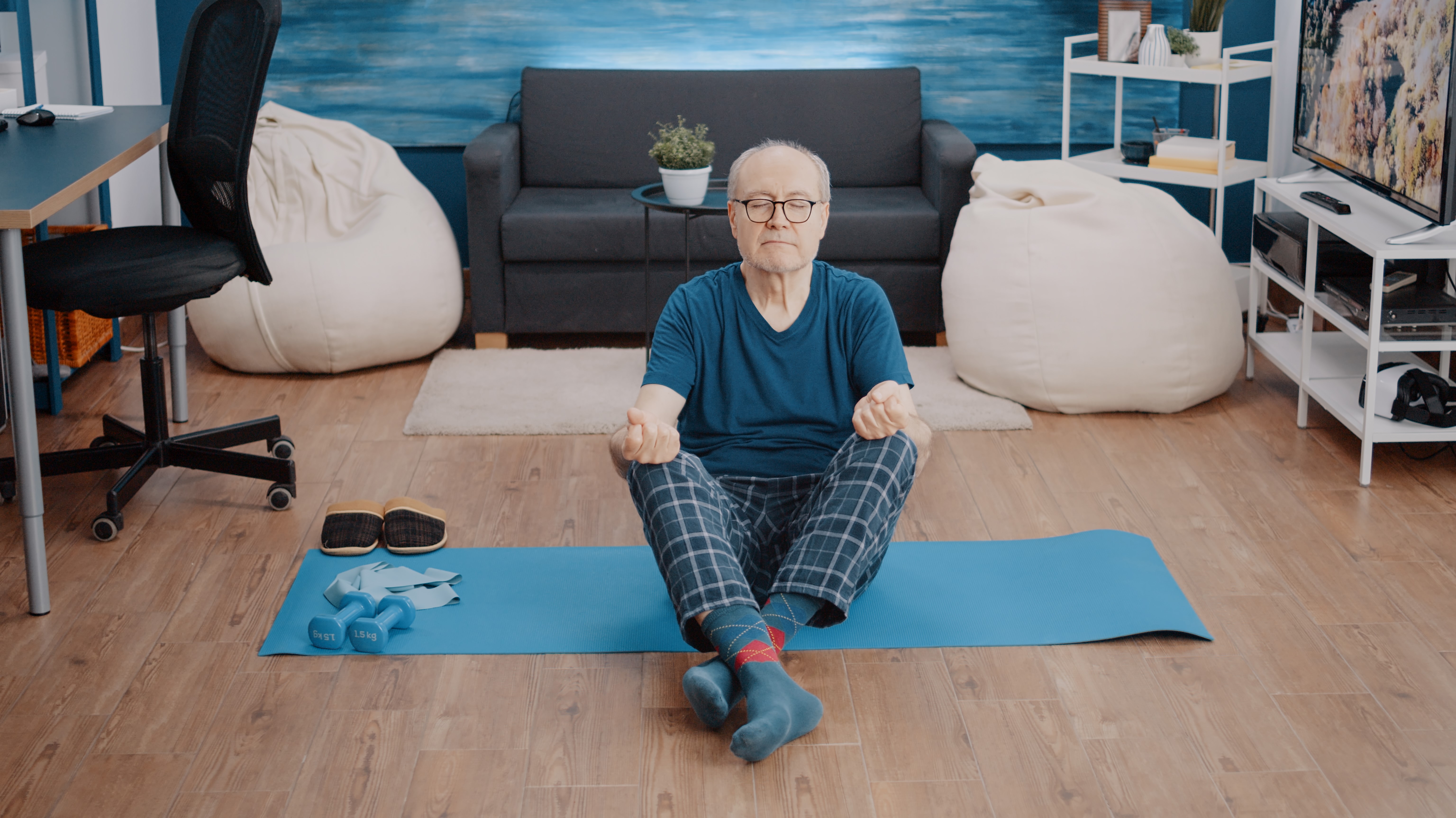 Fisioterapeutas aconsejan estos 7 ejercicios para evitar caídas de los seniors