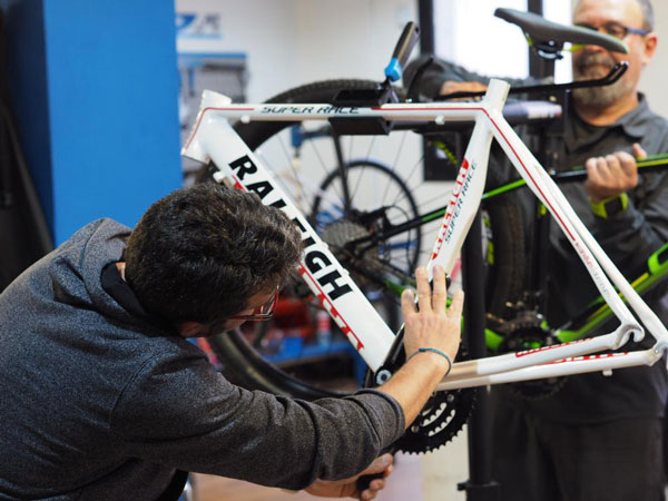 La Emeb selecciona mecánicos para agilizar la contratación de los talleres de bicicletas