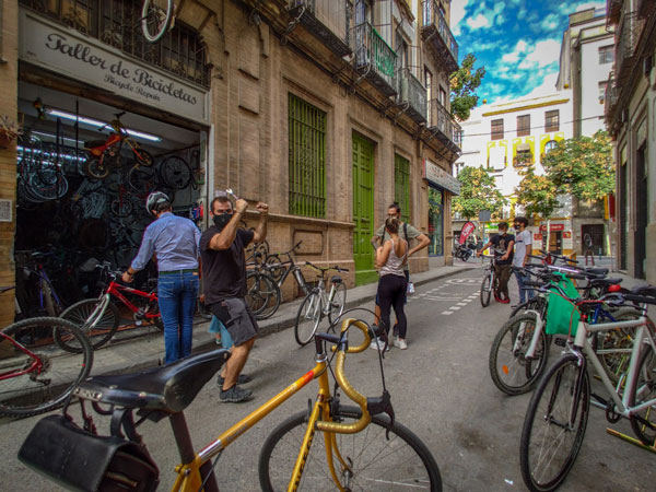 El Taller de Bicicletas de Sevilla reconoce que el patinete resta clientela del ciclismo urbano