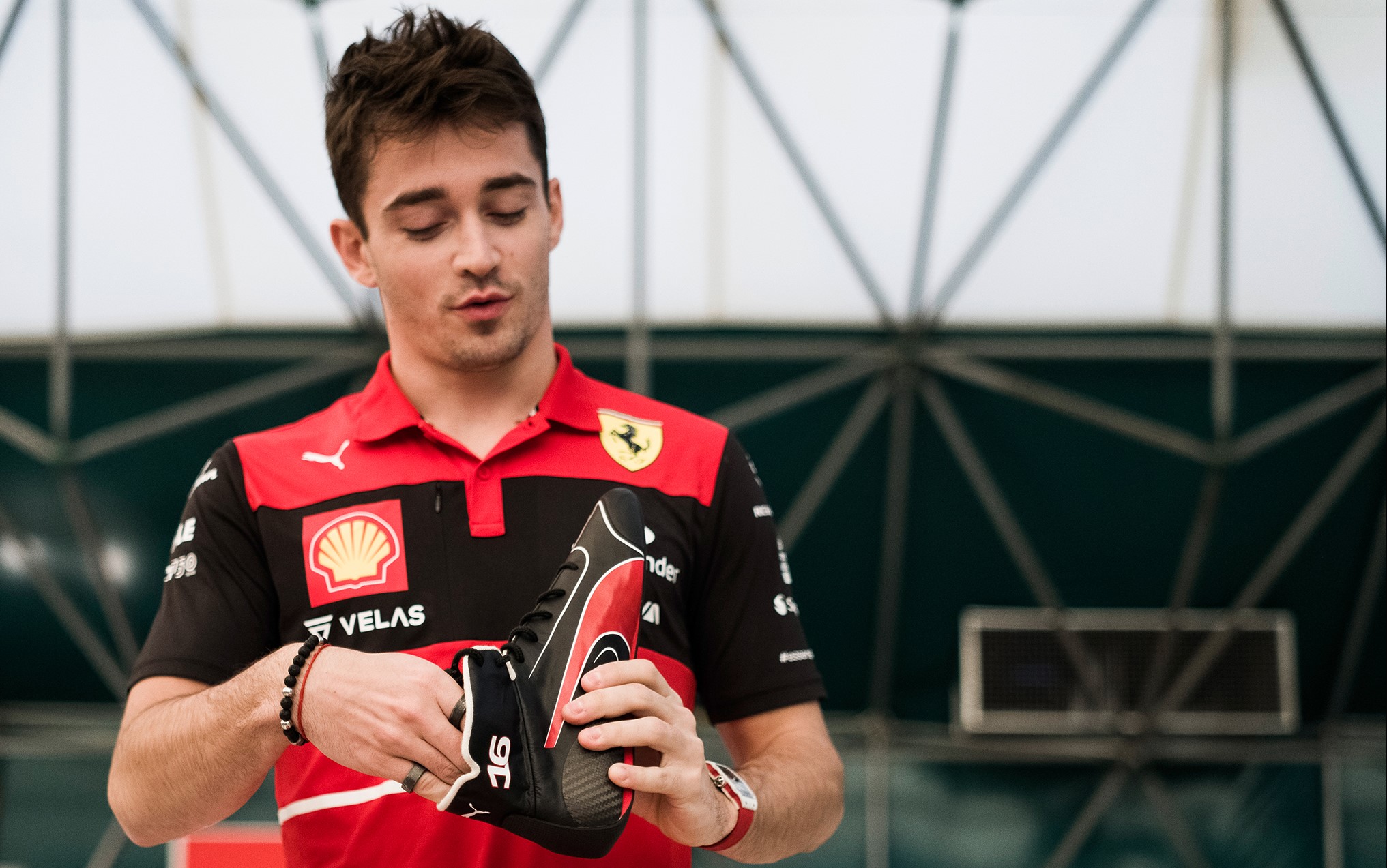 Puma y Ferrari lanzan las zapatillas Speedcat Pro de Charles Leclerc y Carlos Sainz