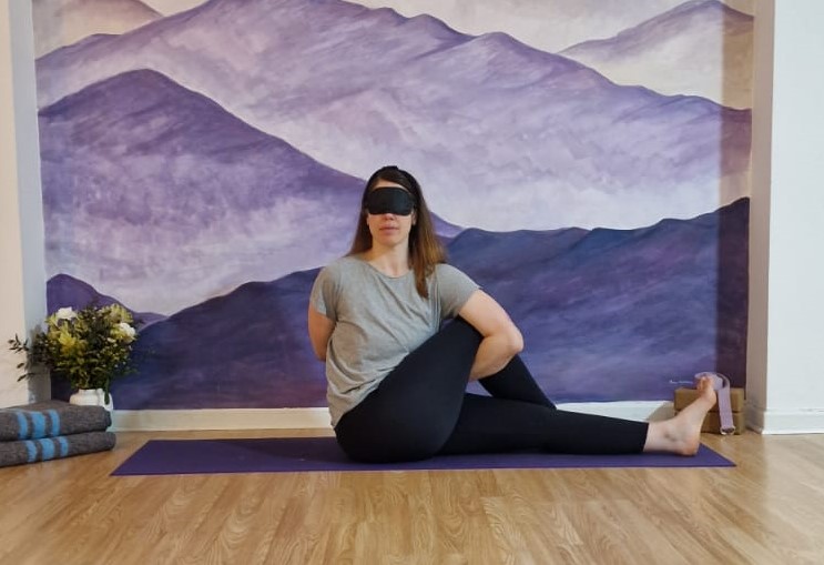 Qué es el Blindfold yoga y cuáles son sus beneficios