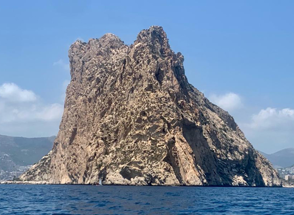 El imponente peñón de Ifach impresiona a los expedicionarios del litoral valenciano
