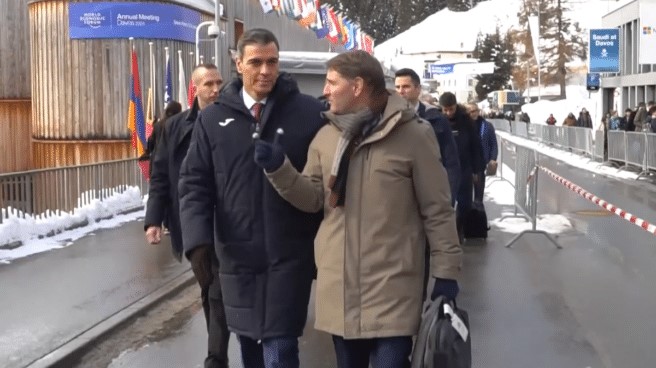Joma agota en horas la chaqueta que vistió Pedro Sánchez en Davos