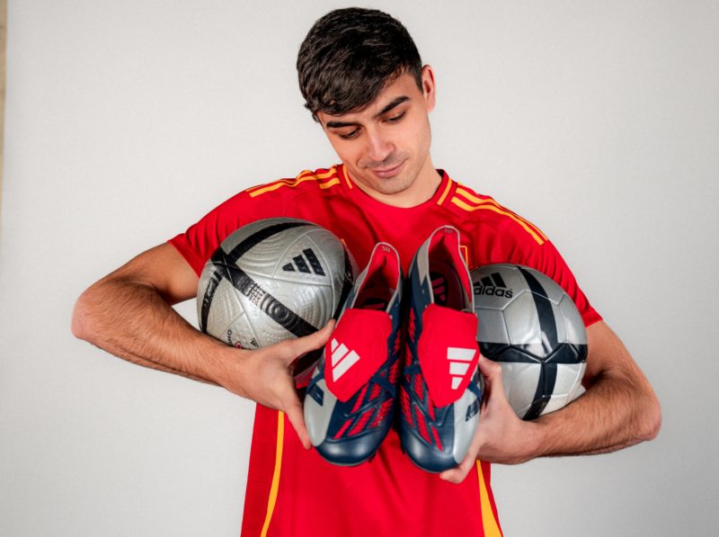 Adidas rescata la época Roteiro con botas y balón de edición limitada