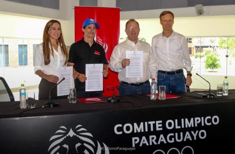 Carlos Coloma firma un acuerdo para fomentar el ciclismo y las escuelas de formación en Paraguay
