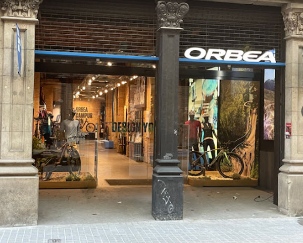 Escapa alcanza el triplete de tiendas en Barcelona