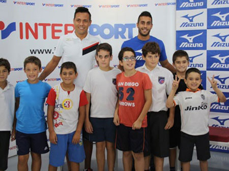Mizuno organiza un encuentro entre Alves, Camarasa y pequeños aficionados