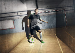 Iniesta muestra en un video sus inicios en el fútbol
