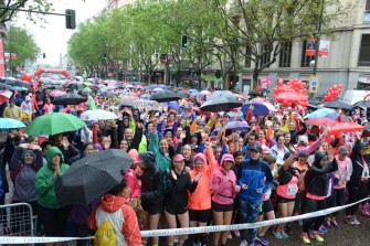 32.000 corredoras contra la lluvia y el cáncer en la Carrera de la Mujer de Madrid