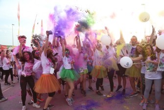 El día y la noche se llenan de color con la Holi Run Guadalajara