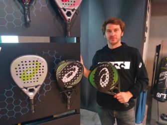 Asics espera duplicar las ventas de palas de pádel con su nueva colección