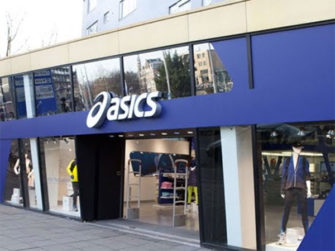 Asics reestructura su red de tiendas propias en su apuesta por la venta directa