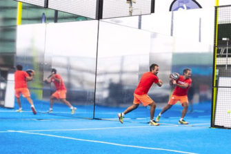 Asics crea una pista de pádel hecha de espejos