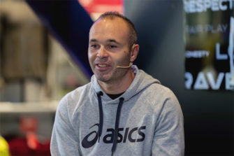 Asics formaliza su acuerdo de patrocinio con Andrés Iniesta