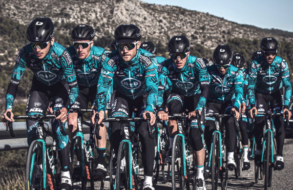 Los ciclistas del B&B HOTELS vestirán gafas y cascos Bollé