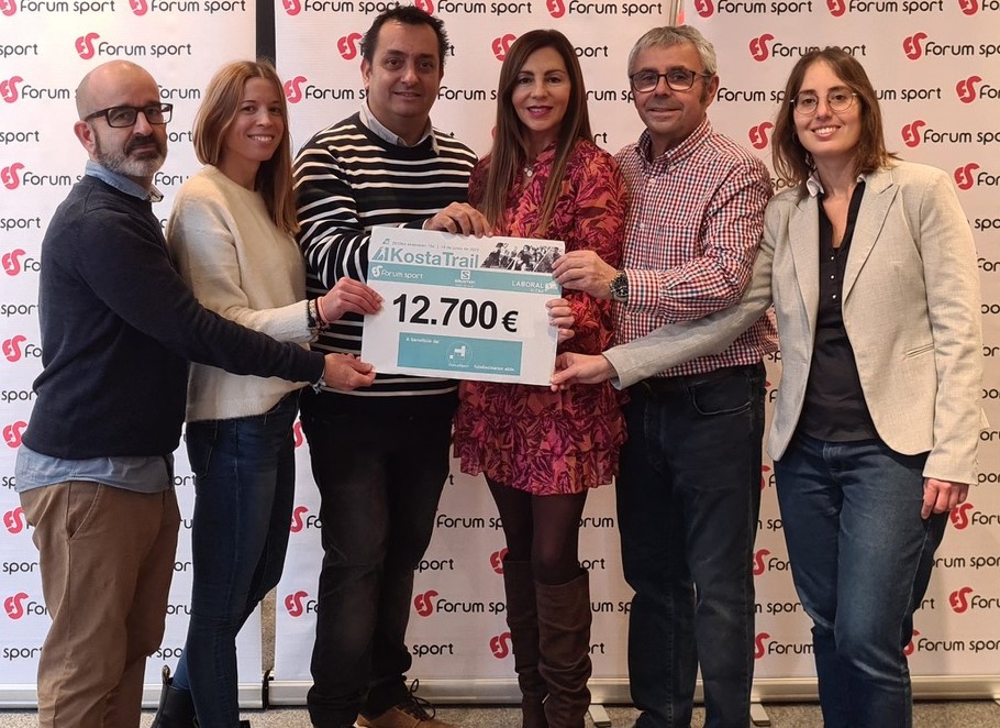 Kosta Trail entrega 12.700 euros a GaituzSport para apoyar el deporte inclusivo
