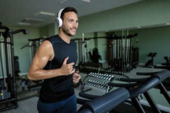 Entrenar con música mejoraría el rendimiento