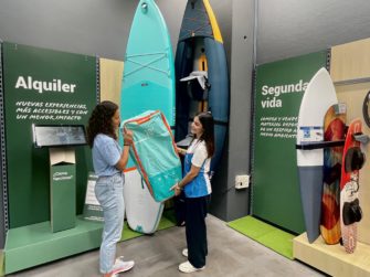 Decathlon amplía su servicio de alquiler de material de deportes de agua