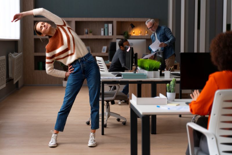 7 efectos del sedentarismo laboral y 7 ejercicios en el trabajo para evitarlos
