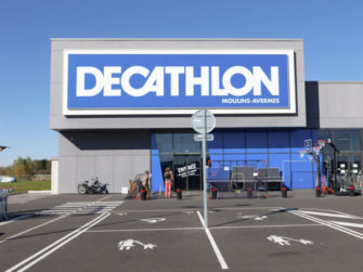 Decathlon capta 600 millones de euros por la venta de 90 de sus ubicaciones en Europa