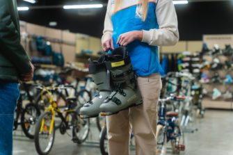 Decathlon expande su oferta de alquiler con equipos de esquí y snow