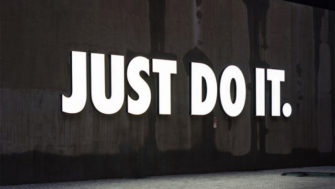 Nike Inc despide a 740 empleados de su central en Oregón