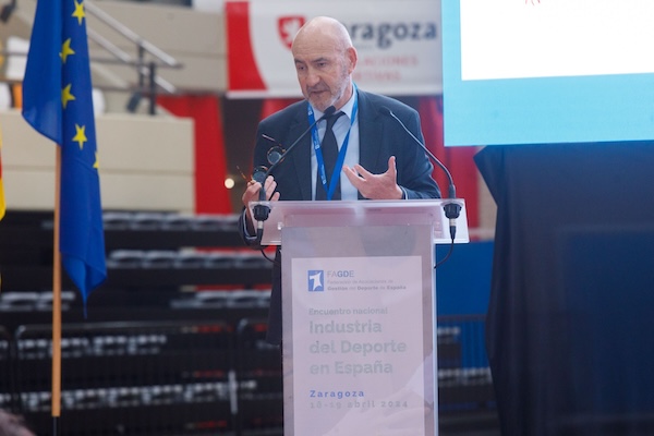 Fagde insta a la industria del deporte a “dejar de mirarse el ombligo”