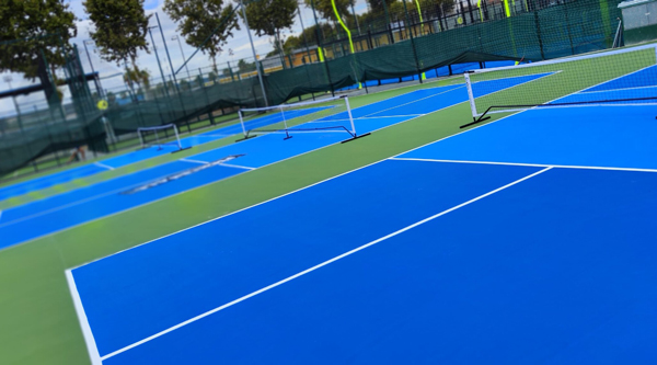 El Club Delfos destaca la “variedad” como principal aporte del pickleball al centro