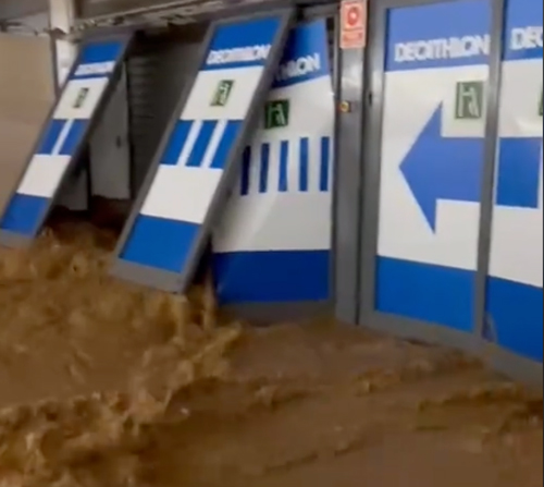 Dos centros Decathlon permanecen cerrados en Valencia a causa de la DANA